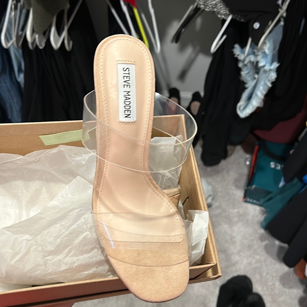 New never worn Steve Madden Wedge
